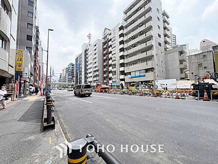 【House of the Sun】太陽の温かな光がお家全体を照らす。そこには目を輝かせ笑顔で見つめてくれる君がいて、「ただいま」の言葉がこだまする。そんな君の瞳に恋している。