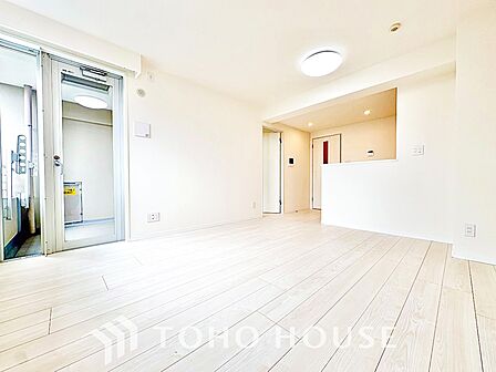 【リビング】冷涼な風、そよぐリビング。だんらんの場所はここから始まり、ここで終わる。家族の笑顔が集う素敵な場所だから、こだわり抜いた思いが詰まっているのだと思う。