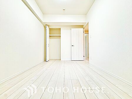 静かな夜に、そっと自分へ戻れるプライベート空間。淡い光に包まれながら、穏やかな眠りを。