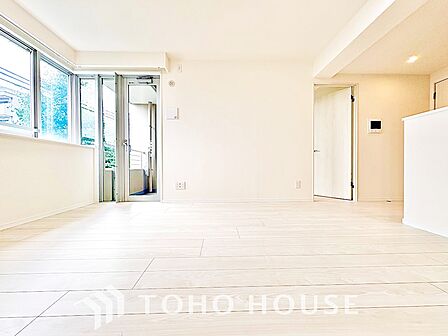 【リビング】ダウンライトに反射するグラスを眺めながらワインを注ぐ。トクトクと心地いい音をさせながら、フランスの古城を思わせる薫りがたちこめ、とても幸せな時を過ごせる。