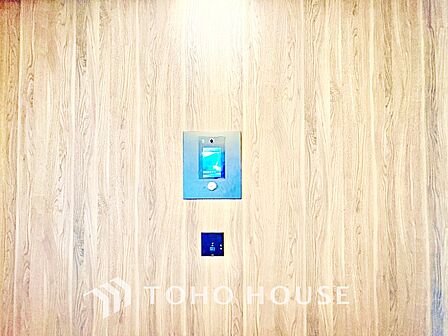 【リビング】窓から差し込む夕陽が床を染める。何気ない時間が、特別に変わる瞬間。