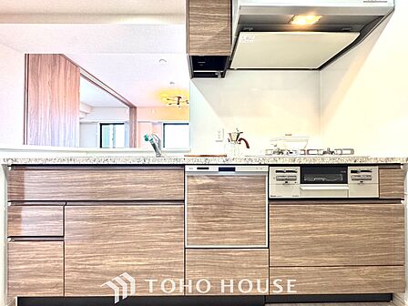 【Kitchen】美しく使いやすいキッチンは油汚れが簡単に拭き取れる素材で加工されており、浄水器シャワーから流す水の音を軽減する静かなシンクを採用。見えないところにさり気ない配慮が嬉しい