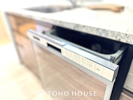 【Kitchen】美しく使いやすいキッチンは油汚れが簡単に拭き取れる素材で加工されており、浄水器シャワーから流す水の音を軽減する静かなシンクを採用。見えないところにさり気ない配慮が嬉しい