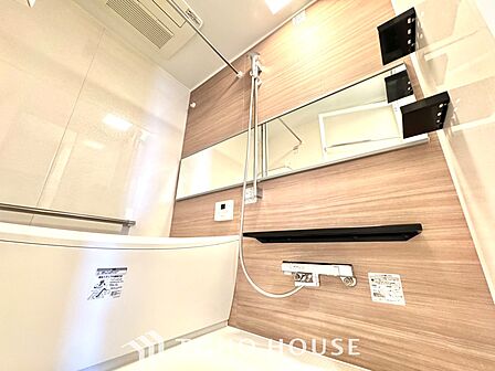 【Swaying surface】光に照らし出されたバスルーム。近日完成予定。