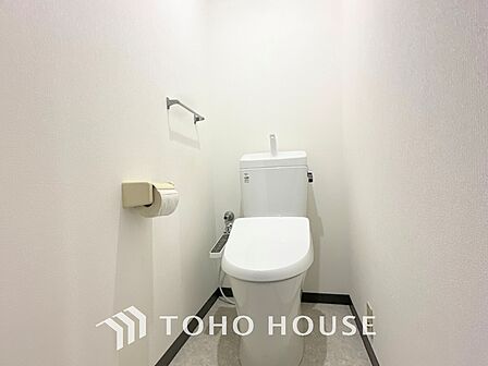 【RESTROOM】ホワイト調のクロスと温もり溢れるモダンカラーの床材が見事に調和した本邸宅は、毎日の生活を少しでも快適に過ごして頂ける様に落ち着いた雰囲気作りから行っています。
