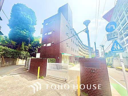 風の通り道。舞い込んでくる風が優しく躍り、室内に爽やかな空気を運んでくる。そこに季節の息吹を感じて、いまがどんな季節なのかを実感する。