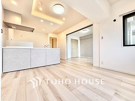 ◆リビング◆たくさんの窓から注ぐ太陽の光。時間の経過とともに光と影のコントラストがこの空間のムードを変え、部屋に変化と温もりをもたらしてくれる。