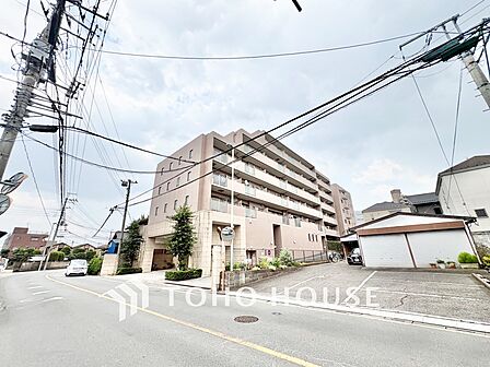 地上6階建て・総戸数84戸の落ち着いた規模感のマンションです。周辺は戸建てや低層の建物が多く並び、開放感のあるすっきりとしたロケーション。