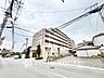 外観：地上6階建て・総戸数84戸の落ち着いた規模感のマンションです。周辺は戸建てや低層の建物が多く並び、開放感のあるすっきりとしたロケーション。