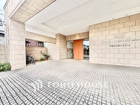 石張りの壁面がラグジュアリーな雰囲気を演出するエントランスアプローチ。段差のないフラットな設計のため、ベビーカーをご利用のファミリーや、重い荷物を持っている時でもスムーズに移動できます。