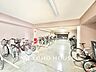 その他：屋内に設置された駐輪場スペースのため、雨風による自転車のサビや劣化を防ぎやすく、防犯面でも安心感があります。通路や白線もしっかり確保されており、整理された使いやすい環境です。