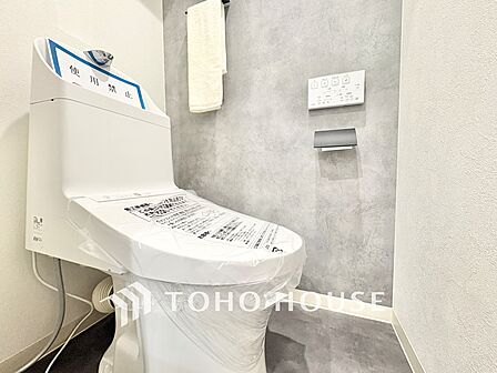 ◆トイレ◆トイレも全て新品に交換されており、清々しく新生活を始めることができます。白基調の清潔感のある空間に生まれ変わりました。