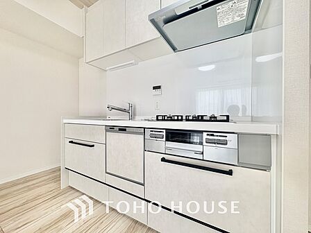 【KITCHEN】愛おしい家族との団欒の時間をより一層幸せなものに感じさせる煌びやかなLDK。輝かしい毎日が待っています。