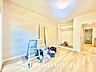 子供部屋：【Entrance】お出かけとお戻りの際に必ず通る場所は全体的に穏やかで慎ましい印影。美しく光をアレンジした素敵なエントランスです。