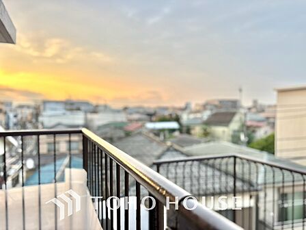 【BALCONY】◆BLUE SKY◆自然の心地よさに包まれる。大開口の外に広がるのは爽やかな青空。