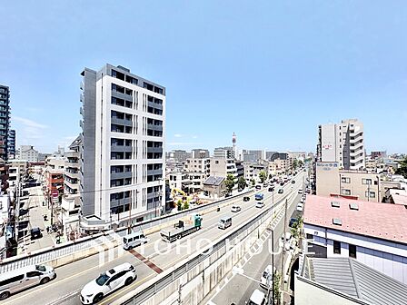 前面を大きく遮る建物がなく、遠くまで見渡せる開放的な眺望!心地よい風と光を感じられる贅沢なロケーションです。