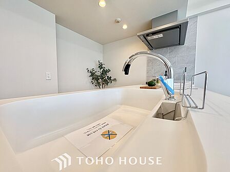 採光や風通しを考えて設計された間取り。近隣との視線を考え、街全体で調整される窓位置。外観だけでなく、そこに住まうご家族の心地よさを最優先しました。