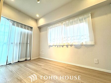 【Decorative lighting】上質に仕上げられた室内。オフ・ホワイトの壁を背にした観葉植物の葉をそっと置かれたインテリア・ライトが照らし出しています。少しお洒落な暮らしをしてみませんか。