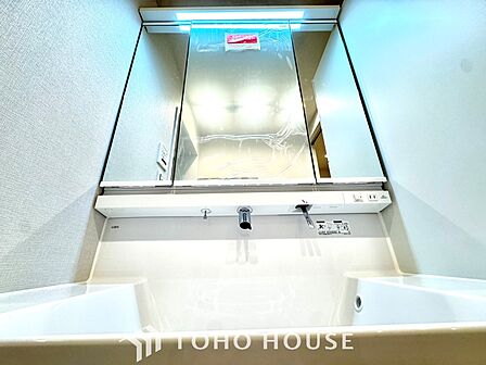【Wash basin】十分な大きさの洗面台は収納もさる事ながら、身だしなみチェックや歯磨きなど、朝の慌ただしい時間でもホテルライクなスペースで余裕とゆとりを感じて頂けます。