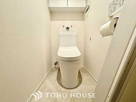 清潔感あるホワイト調のクロスと温もり溢れるモダンカラーの床材が見事に調和した本邸宅は、毎日の生活を少しでも快適に過ごして頂ける様に落ち着いた雰囲気作りから行っています。
