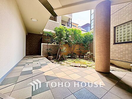 澄み切った空に映える外観。デザイン性の高さと新築のような清潔感。こんなマンションで毎日を生きて行きたい。