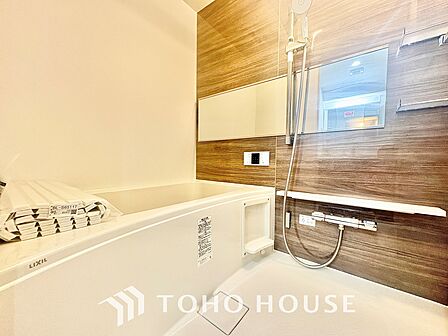 【浴室】《一日の疲れを落としてくれる場所は、落ち着く場所でなければならない》　高級感溢れるカラーと大きさ・柔らかな曲線で構成された半身浴も楽しめるバスタブが心地よさをもたらします。