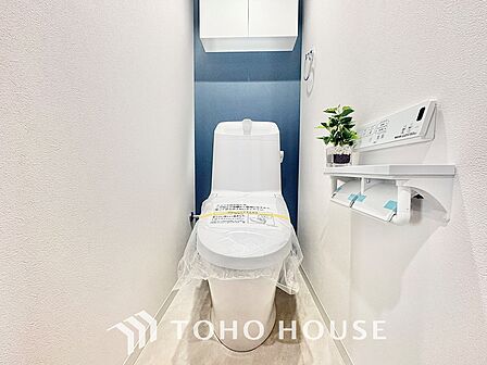 清潔感あるホワイト調のクロスと温もり溢れるモダンカラーの床材が見事に調和した本邸宅は、毎日の生活を少しでも快適に過ごして頂ける様に落ち着いた雰囲気作りから行っています。