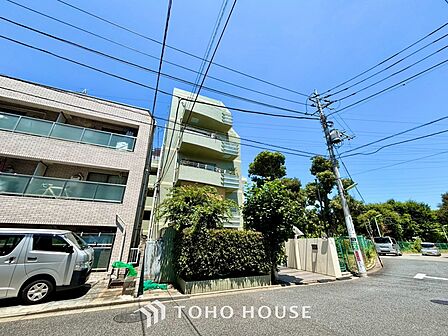 ◆キッチン◆美しく使いやすいキッチンは油汚れが簡単に拭き取れる素材で加工されており、浄水器シャワーから流す水の音を軽減する静かなシンクを採用。見えないところにさり気ない配慮が嬉しいですね