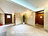 エントランス：【ENTRANCE】◆家族◆家で家族と過ごす時間は限られている。帰りを待つ家族の元へと急ぐときの弾む思い。そんな思いを引き立てる邸宅。