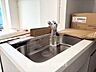 キッチン：キッチンは家族の絆を育む大切な空間。シンプルで使い易いシステムキッチンで愉しく作る料理は愛情のある美味しいご馳走に。家族で使えるダイニングキッチンです。