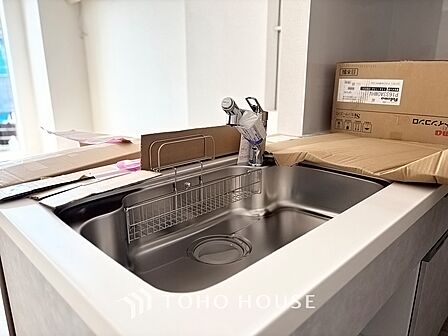 キッチンは家族の絆を育む大切な空間。シンプルで使い易いシステムキッチンで愉しく作る料理は愛情のある美味しいご馳走に。家族で使えるダイニングキッチンです。