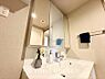 洗面：【WASHROOM】◆快適◆煌びやかな暮らしの中にも忘れたくない快適さ。大きな収納が助けてくれます。