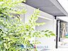 エントランス：【ENTRANCE】◆家族◆家で家族と過ごす時間は限られている。帰りを待つ家族の元へと急ぐときの弾む思い。そんな思いを引き立てる邸宅。