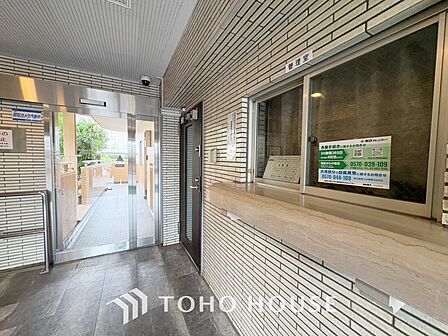 【Wash basin】十分な大きさの洗面台は収納もさる事ながら、身だしなみチェックや歯磨きなど、朝の慌ただしい時間でもホテルライクなスペースで余裕とゆとりを感じて頂けます。