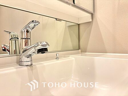 気持ちの良い朝をつくりだし、夕方には笑顔を取り戻させてくれるミラー。パウダールームはいつでも本来の自分を取り戻せる空間。明るく仕上げてあります。