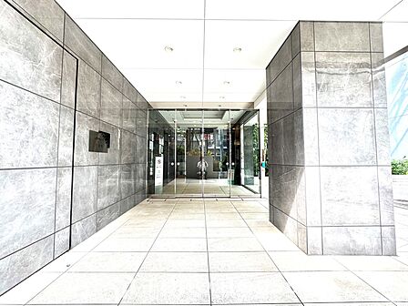 開放感のあるゆったりとしたロビーが備え付け。陽だまりに満ちたくつろぎの空間を演出します。