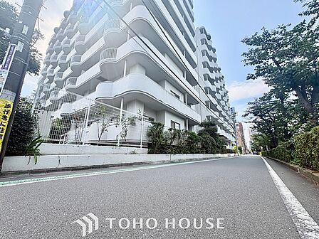 ここにはみんなが集い、食事と楽しい会話が始まる。※生成AIによるイメージです。家具・小物は販売価格に含まれません。