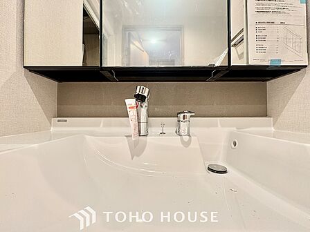 【Wash basin】十分な大きさの洗面台は収納もさる事ながら、身だしなみチェックや歯磨きなど、朝の慌ただしい時間でもホテルライクなスペースで余裕とゆとりを感じて頂けます。