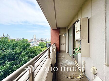 ここからは空が遠くまで見える。紺碧、曇天、茜色。心もともに映り変わる。東京にもあったんだ。こんな景色が・・・。