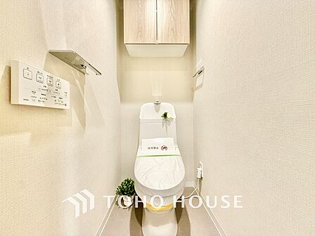 ◆トイレ◆トイレも全て新品に交換されており、清々しく新生活を始めることができます。白基調の清潔感のある空間に生まれ変わりました。