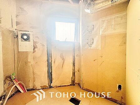 気持ちの良い朝をつくりだし、夕方には笑顔を取り戻させてくれるミラー。パウダールームはいつでも本来の自分を取り戻せる空間。明るく仕上げてあります。