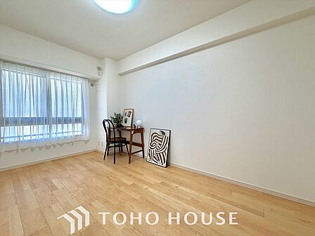 大きく開け放たれた壮大な景色。都内にいることを忘れさせてくれる自然豊かな分譲地。風がそよぎ、青空が歌い、太陽が微笑んでくれる幸せな住まい。