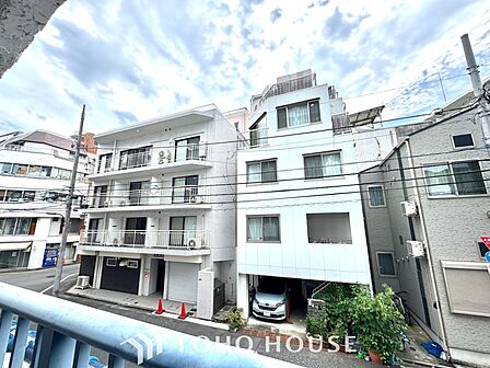 【Balcony】陽の光に照らされるバルコニーを、爽やかな涼風が吹き抜けていきます。心を落ち着かせ開放してくれる眺望が今日も家族を包み込みます。