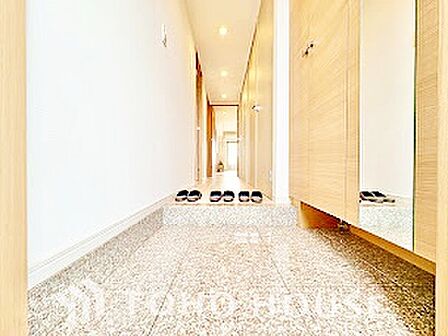 【Exterior】整ったフォルムが印象的な佇まい。シンプルだからこそ美しい設計。街と調和する住まいです。