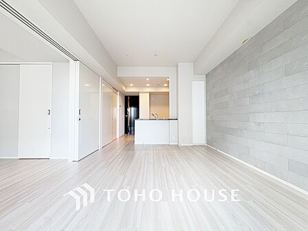 【LIVING】◆眩い◆光が燦々と入り、家族の笑顔を照らす。「いつまでも続いて」と願う夢のような毎日がここにある。