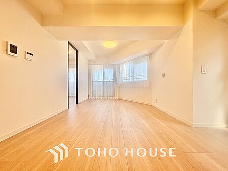 【LIVING】◆眩い◆光が燦々と入り、家族の笑顔を照らす。「いつまでも続いて」と願う夢のような毎日がここにある。