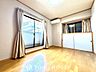 寝室：【木漏れ日】の様な採光が優しく足元を照らし、心地いい暮らしの道しるべを写し出す。この空間で過ごす家族との語らいの時間がとても素敵で幸せを感じるかもしれない。