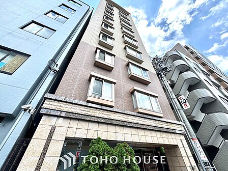 眩い光が燦々と入り、家族の笑顔を照らす。「いつまでも続いて」と願う夢のような毎日がここにある。