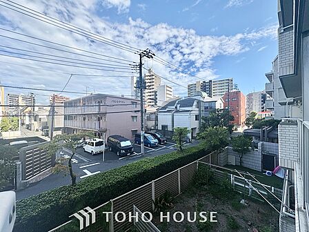 【Balcony】陽の光に照らされるバルコニーを、爽やかな涼風が吹き抜けていきます。心を落ち着かせ開放してくれる眺望が今日も家族を包み込みます。