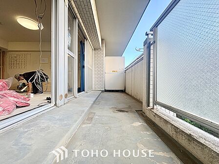 【Balcony】陽の光に照らされるバルコニーを、爽やかな涼風が吹き抜けていきます。心を落ち着かせ開放してくれる眺望が今日も家族を包み込みます。